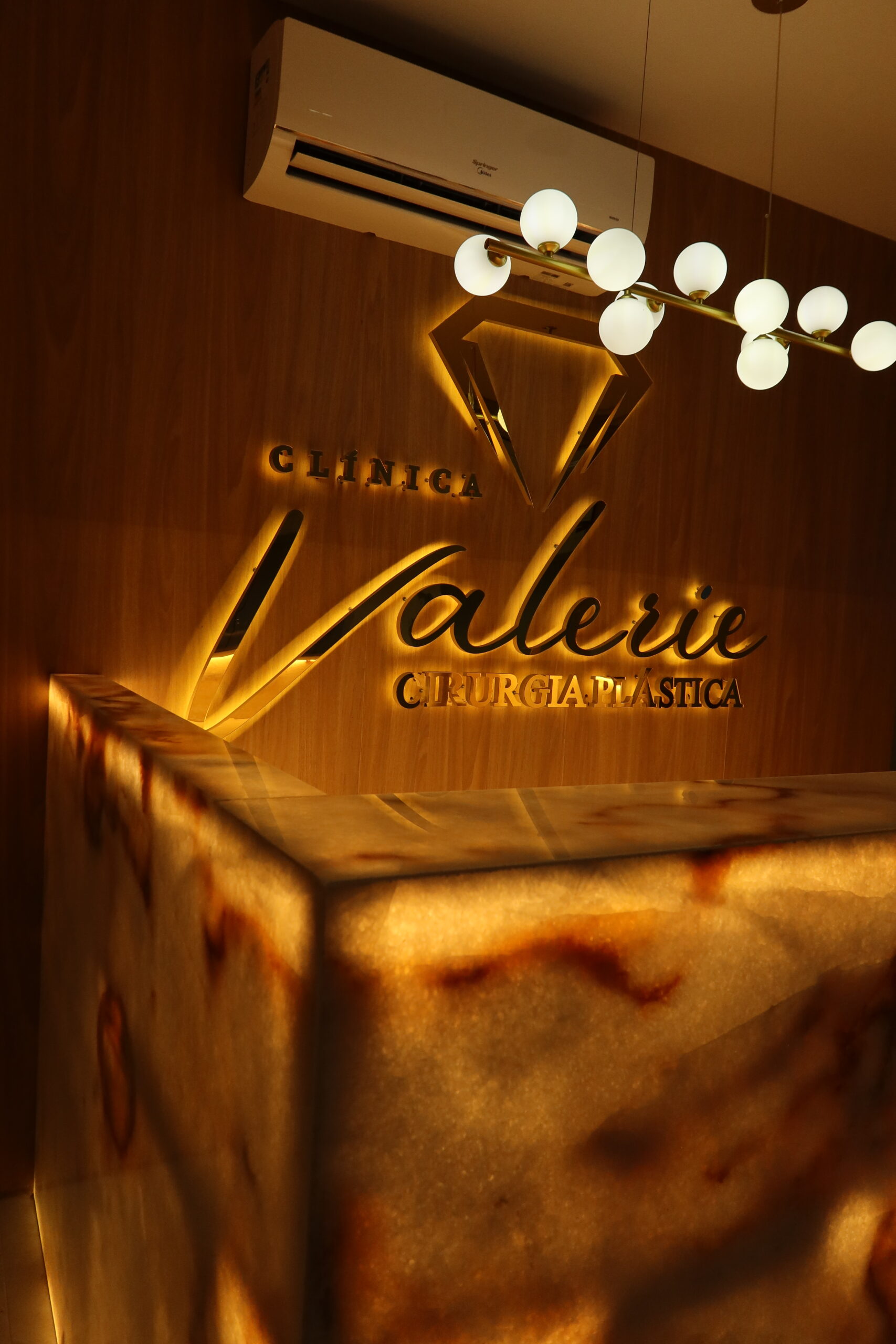 Fachada e ambiente da Clínica Valerie
